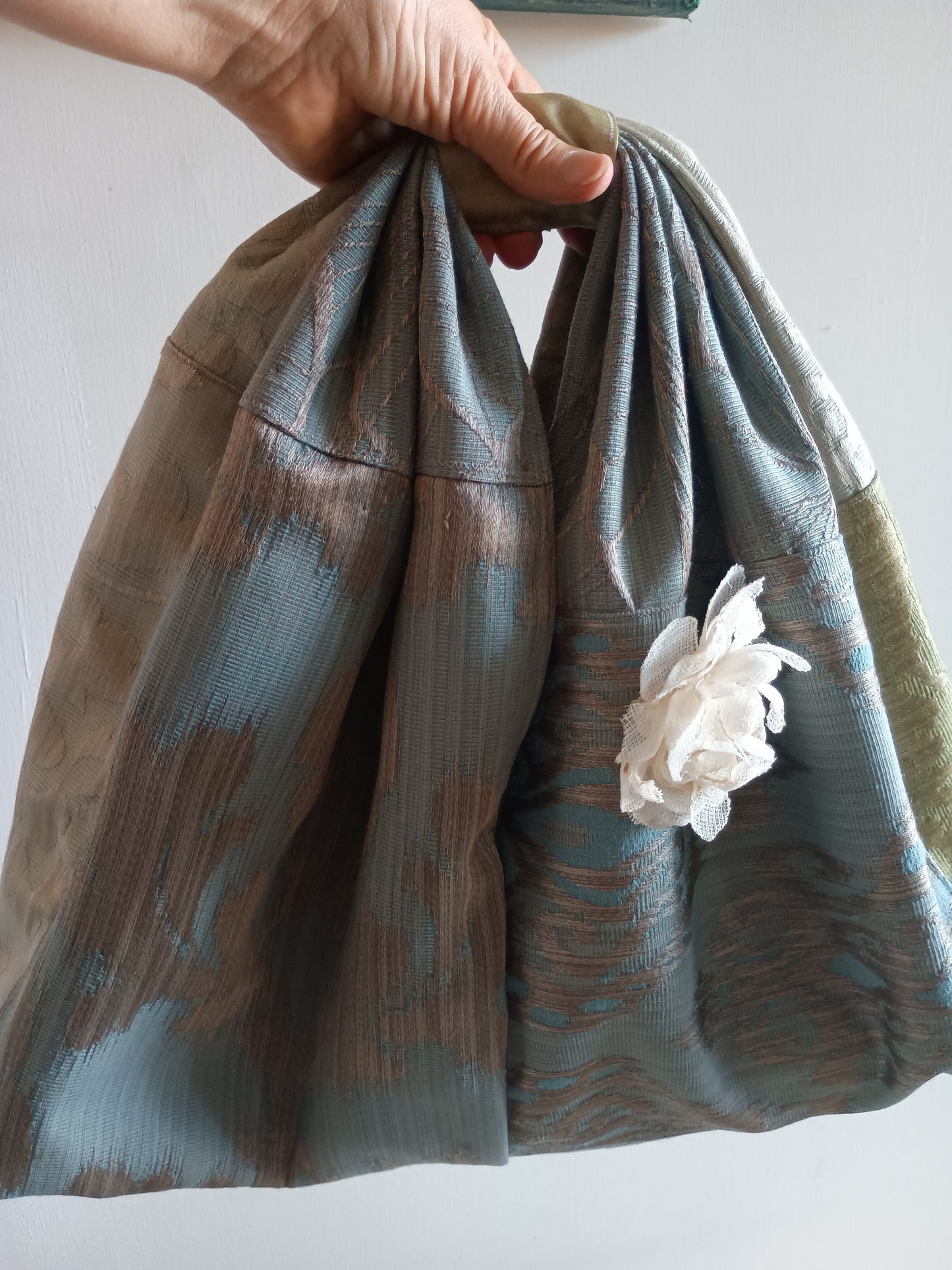"Danza Silenziosa" – Borsa a mano artistica e fluida