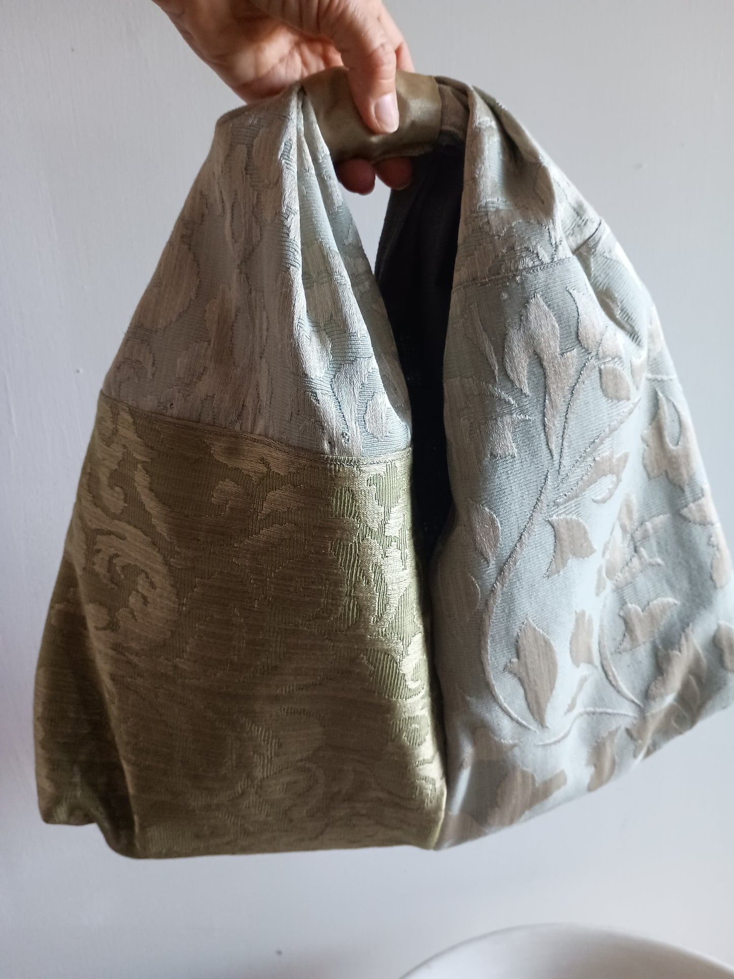 "Danza Silenziosa" – Borsa a mano artistica e fluida