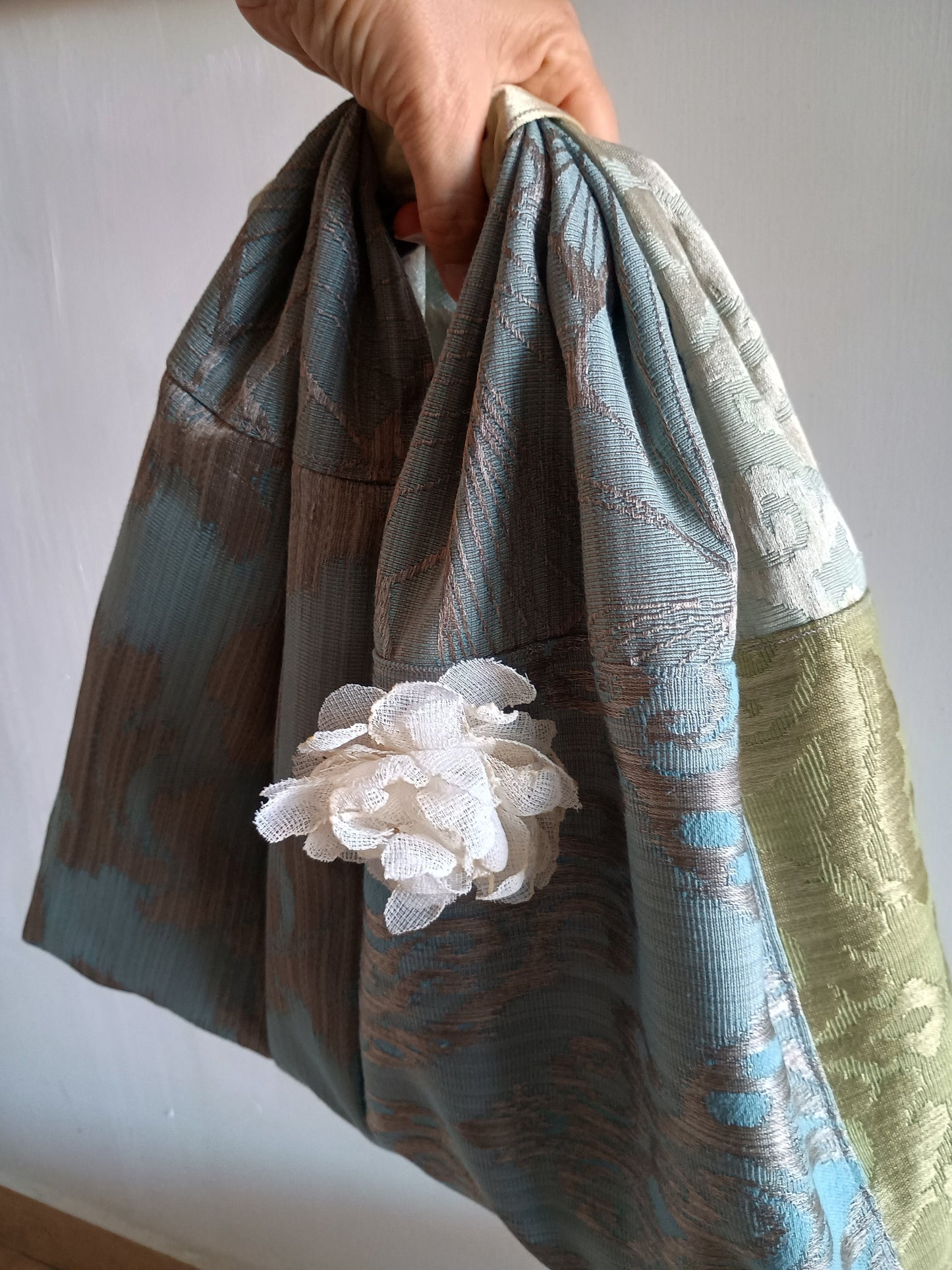 "Danza Silenziosa" – Borsa a mano artistica e fluida