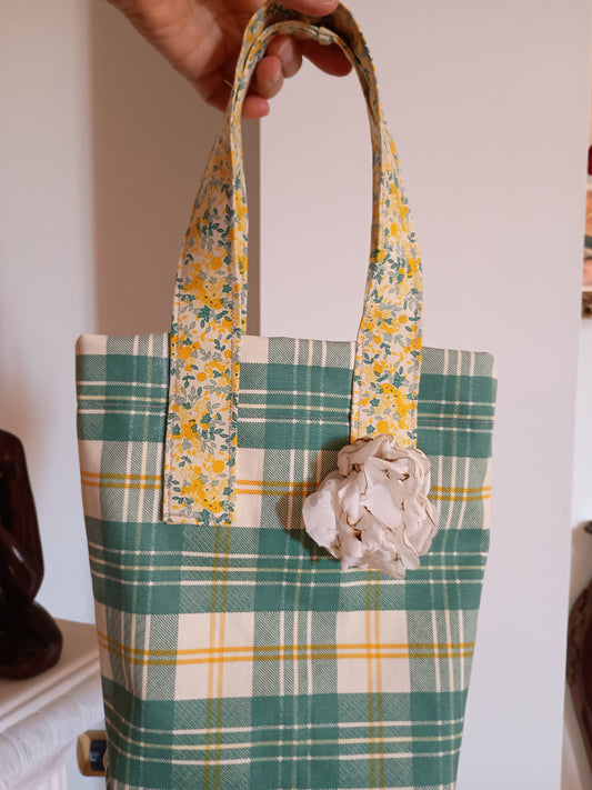 Borsa: fresca, solare, luminosa